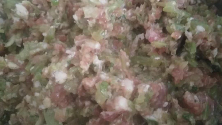 猪肉芹菜小锅烙,葱姜加入肉馅!中,加入所有调料,一个方向搅拌