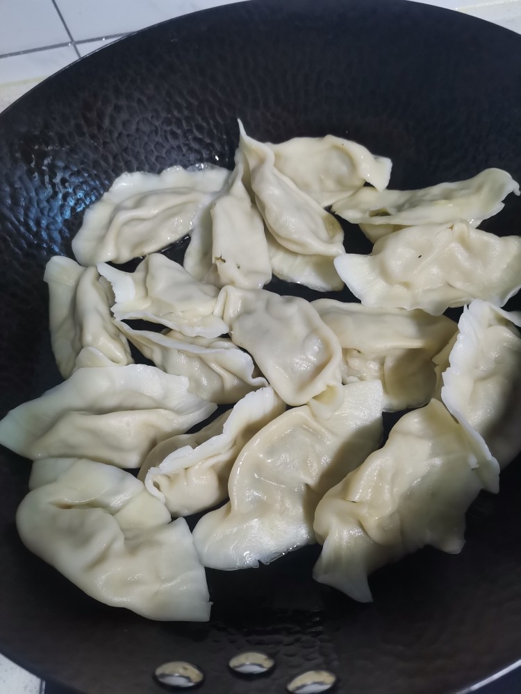 猪肉芹菜小锅烙,煮熟成出,放凉