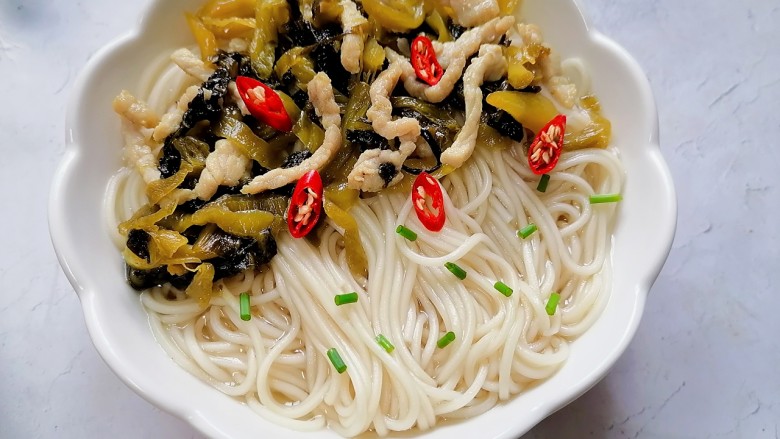 酸菜肉丝面,将面条盛入有调料的容器内,加入适量热水。放上酸菜肉丝,撒上葱花和放上<a style='color:red;display:inline-block;' href='/shicai/ 62'>辣椒</a>点缀。