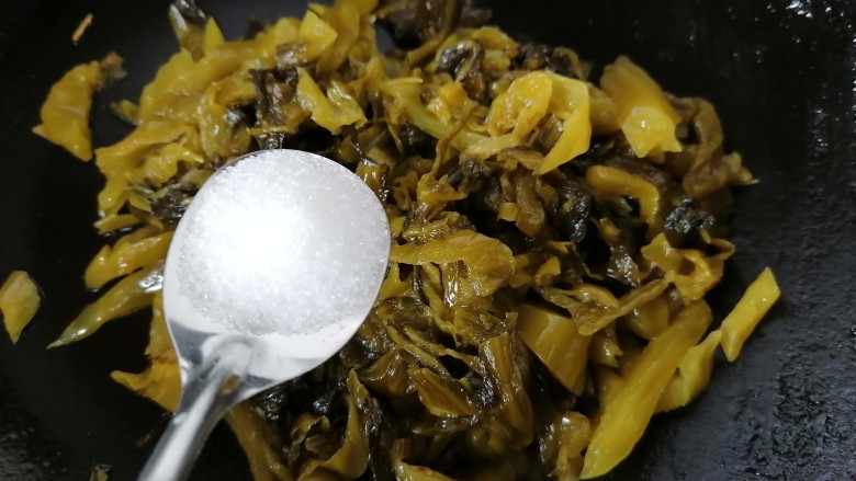 酸菜肉丝面,加入一勺白糖去除酸菜的酸味,无需另外加盐酸菜比较咸
