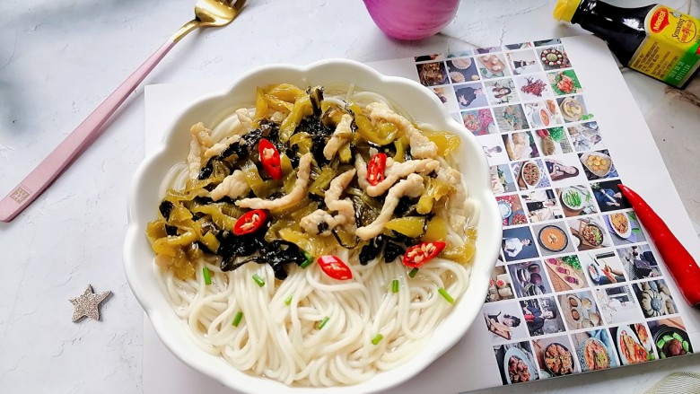 酸菜肉丝面,拍上成品图,一道美味的酸菜肉丝面就完成了。