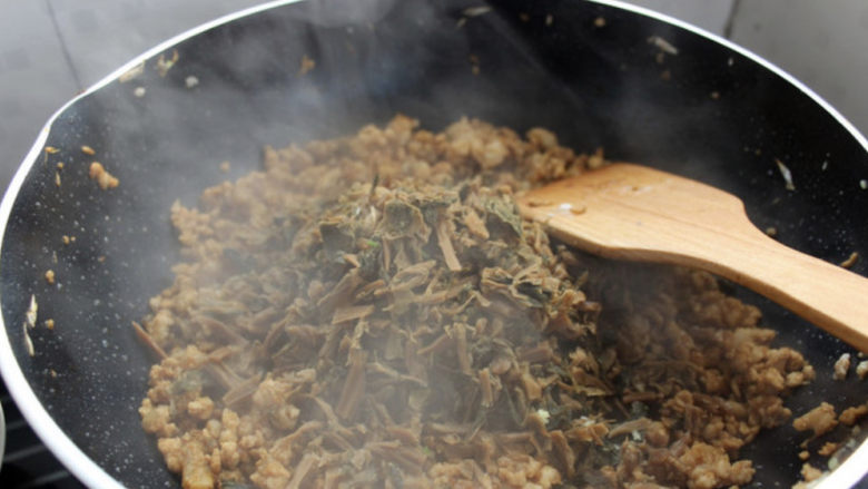 梅干菜肉包,加入一汤匙<a style='color:red;display:inline-block;' href='/shicai/ 762'>老抽</a>,一茶匙13香,翻炒均匀,倒入梅菜干。
