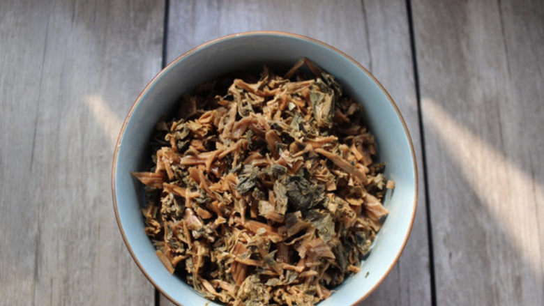 梅干菜肉包,梅菜干提前两小时,浸泡洗净,可以切碎一点。