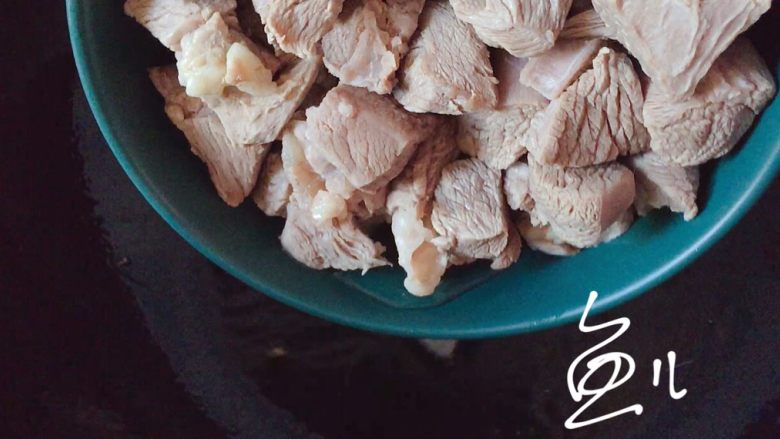 红烧羊肉,油锅烧热,倒入羊肉块