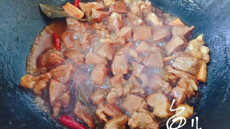 红烧羊肉,继续煮至肉熟,收浓汤汁即可