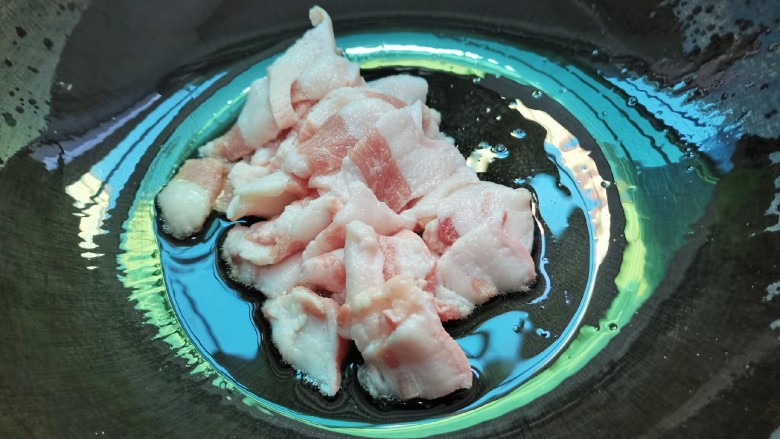 洋葱炒肉片,油锅加热，肉片下锅