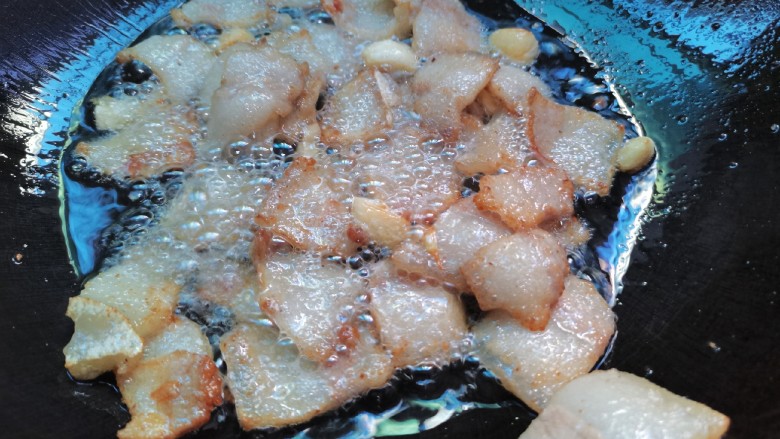 洋葱炒肉片,肉片,蒜头一同煸香