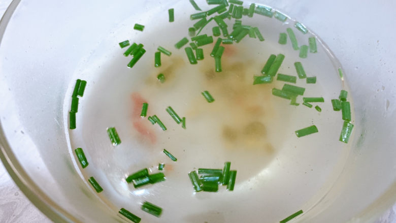 酸辣馄饨,加适量水,完成汤底
