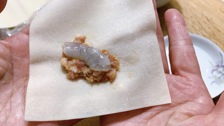 酸辣馄饨,将买好的馄饨皮中,加入猪肉馅以及虾仁。
