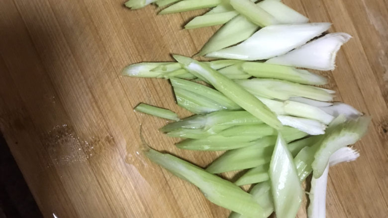 西芹炒牛肉,芹菜洗干净切小段