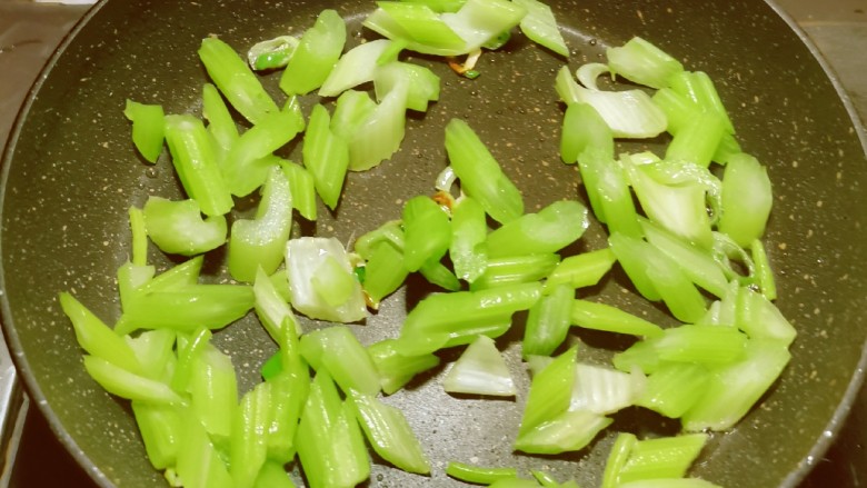西芹炒虾仁,放入芹菜段,翻炒1分钟。