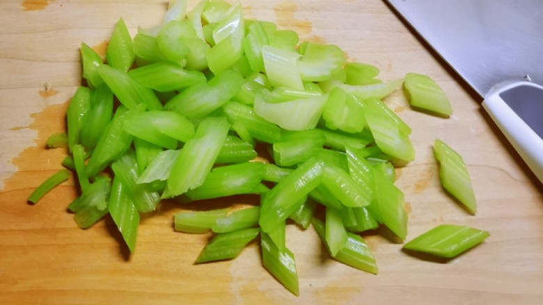 西芹炒虾仁,芹菜切小段。