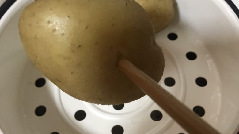黑胡椒土豆泥,用筷子插一下,看看能不能轻易插进去,假如可以,代表土豆熟了