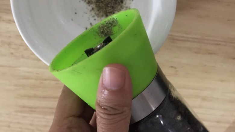 黑胡椒土豆泥,准备一个碗调酱料,假如胡椒粉适量