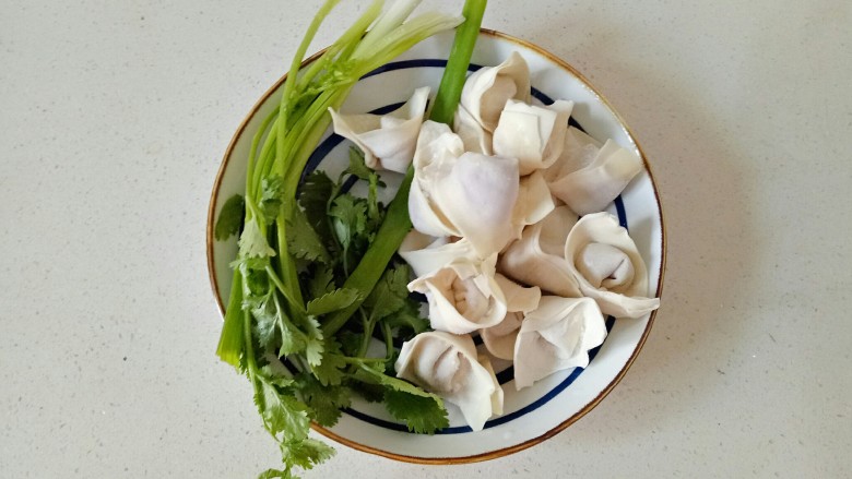 酸辣馄饨,准备好需要的食材