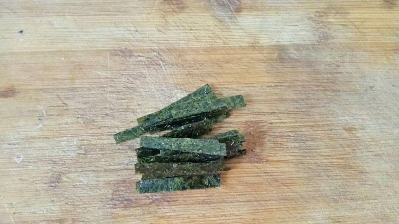 酸辣馄饨,我用的海苔,剪成小条
