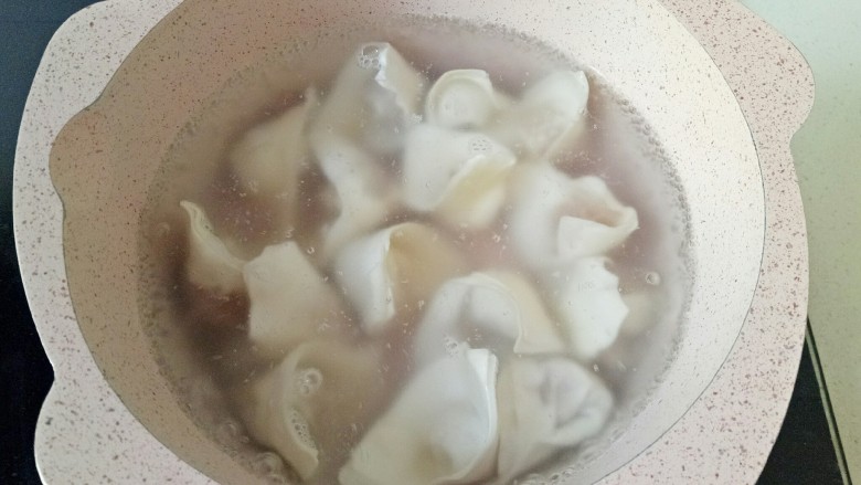 酸辣馄饨,锅中加入适量清水煮开,放入<a style='color:red;display:inline-block;' href='/shicai/ 4174'>馄饨</a>煮熟
