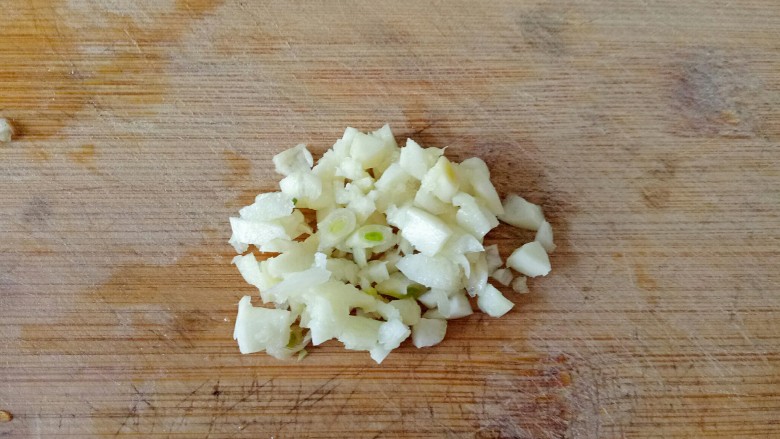酸辣馄饨,蒜去皮清洗一下,切成蒜粒