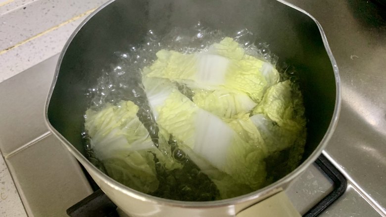 鲜虾蔬菜丸子,锅里水烧开后,放入娃娃菜焯水30秒左右。