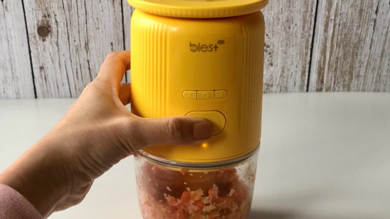 鲜虾蔬菜丸子,安好料理机,启动开关,把所有食材打碎。
