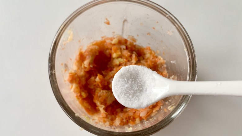 鲜虾蔬菜丸子,食材打好之后,加入少许盐,如果是月龄比较小的宝宝,也可以不加盐。