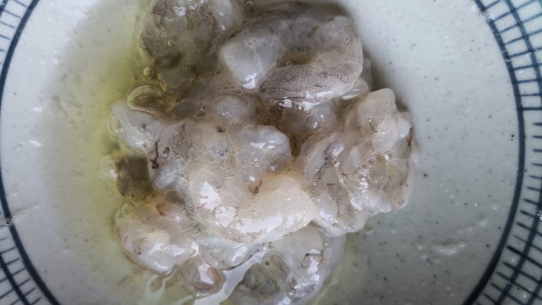 西芹炒虾仁,倒入鸡蛋清