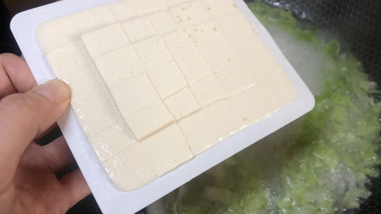 白菜豆腐汤,从盒子四周和底部把豆腐推一下,让豆腐和盒子分离