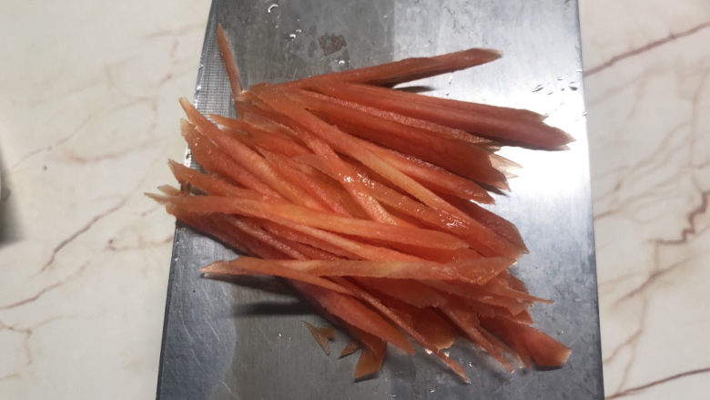 白菜豆腐汤,切了一点胡萝卜丝,可以用来装饰,假装是火腿丝
