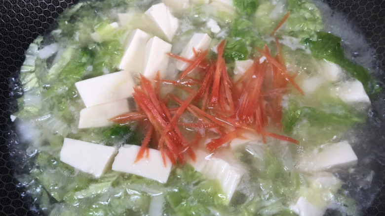 白菜豆腐汤,加入胡萝卜丝装饰,煮开就可以了