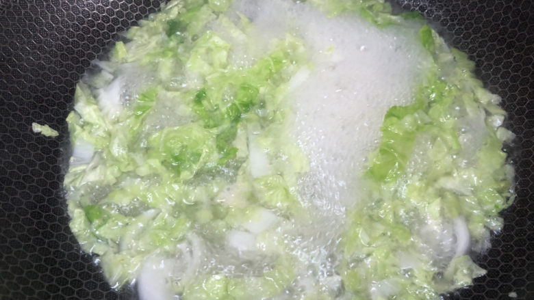 白菜豆腐汤,盖上锅盖煮2分钟,白菜有点软了