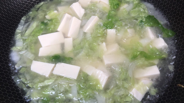 白菜豆腐汤,用锅铲轻轻推几下,因为内脂豆腐很嫩,所有动作要轻