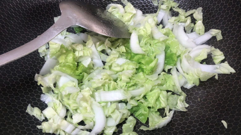 白菜豆腐汤,先翻炒几下,看上去白菜有点变色了,也有点发蔫