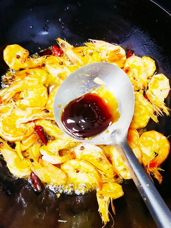 爆炒基围虾,煮开后加入一勺<a style='color:red;display:inline-block;' href='/shicai/ 721'>蚝油</a>,翻炒