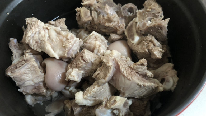 红烧羊肉,然后再用温水清洗两遍羊肉,这样就很干净了