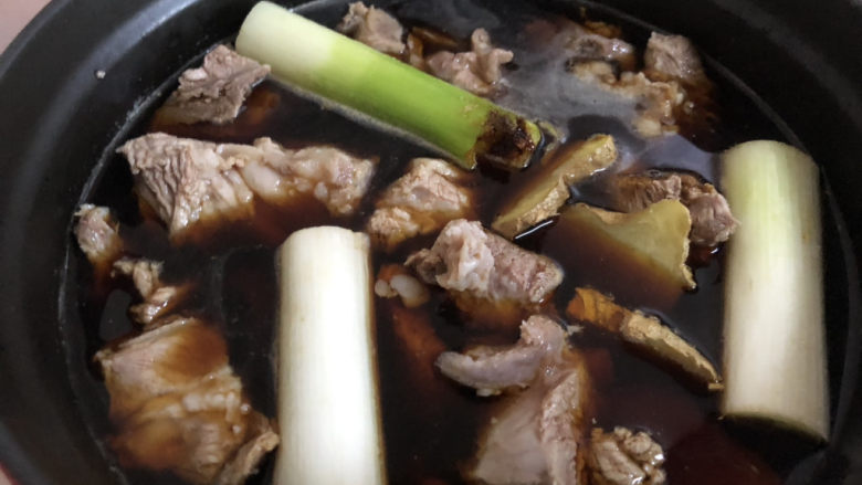 红烧羊肉,开水,再用筷子搅拌一下看看颜色正不正