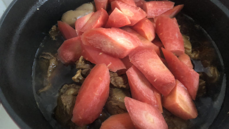 红烧羊肉,这时候加入胡萝卜,再焖个十分钟