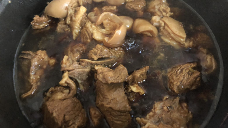 红烧羊肉,羊肉炖50分钟,尝一下也基本烂了