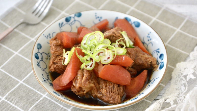 红烧羊肉,出锅撒上葱花,超有食欲的