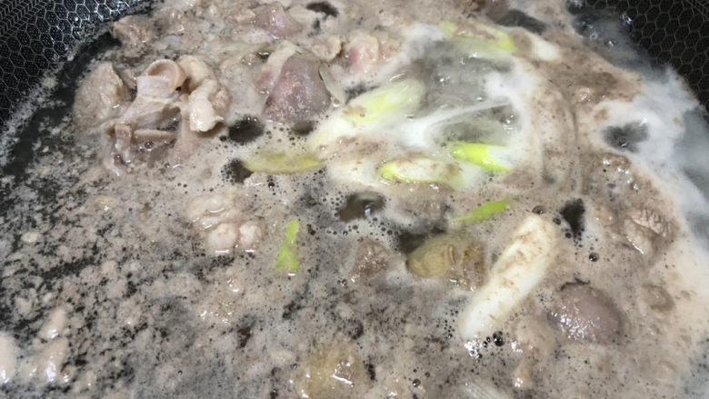 红烧羊肉,水开后煮2分钟,过程中撇掉表面的浮沫