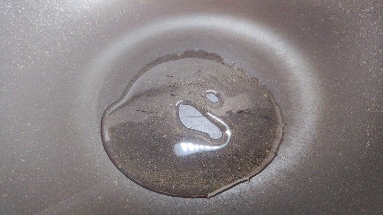 腊肠炒鸡蛋,起油锅(油不用太多)