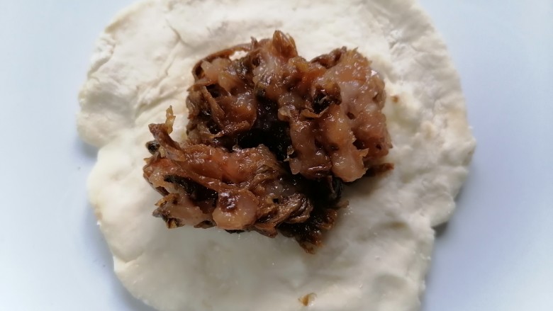 梅干菜烧饼,将面团分成均匀的等分,将面团按平中间放上馅