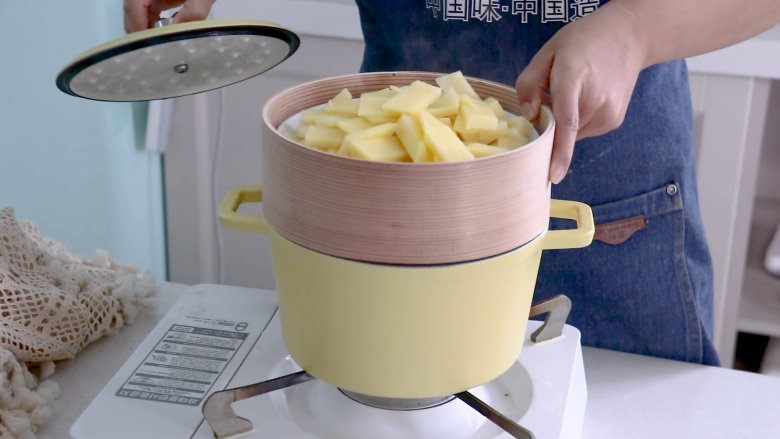 黑胡椒土豆泥,将土豆放入蒸屉中,水开后蒸20分钟左右