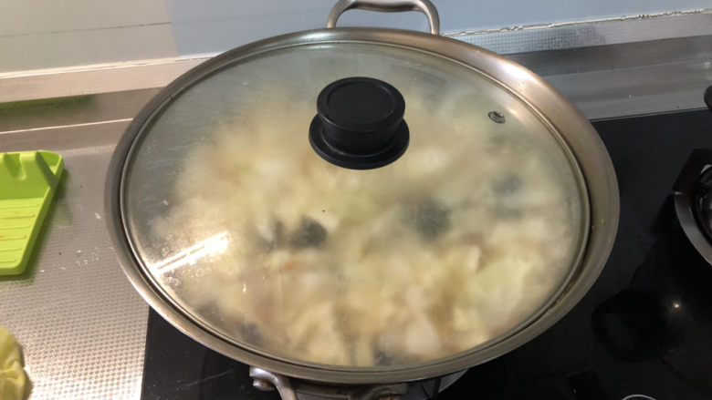 白菜豆腐汤,转中小火,加盖炖煮3分钟