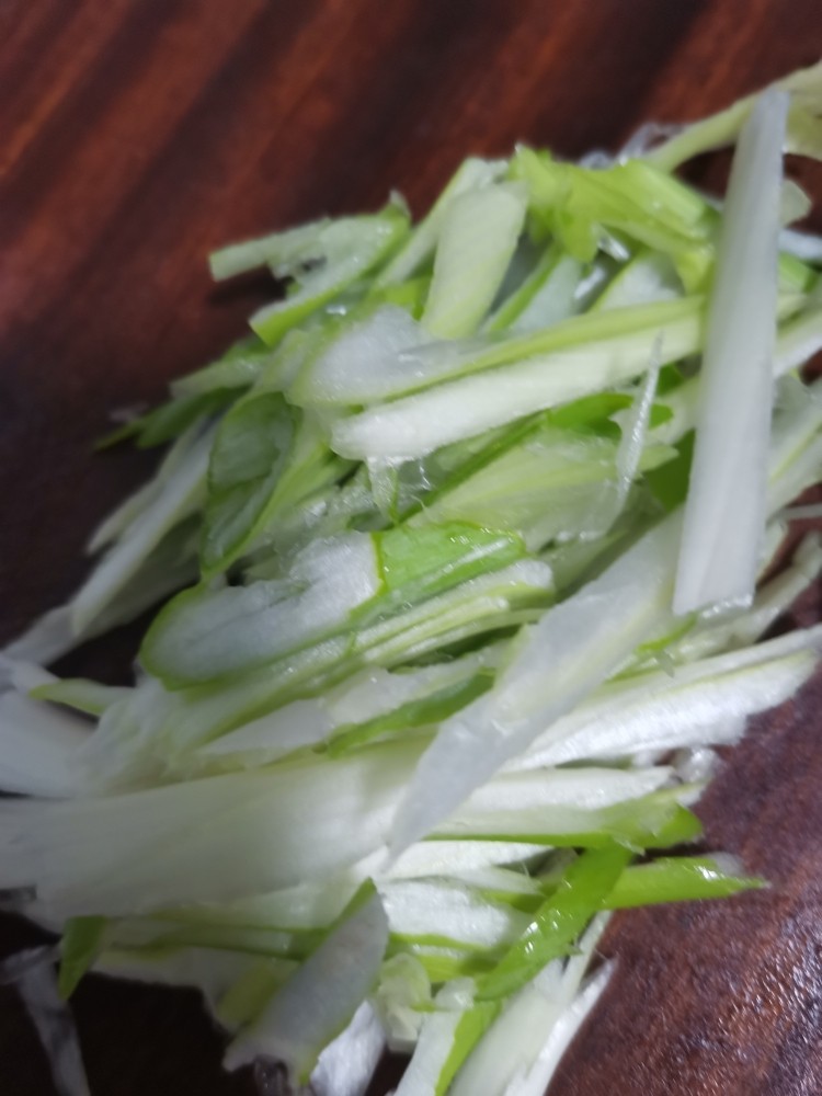 香葱炒鸡蛋,切丝