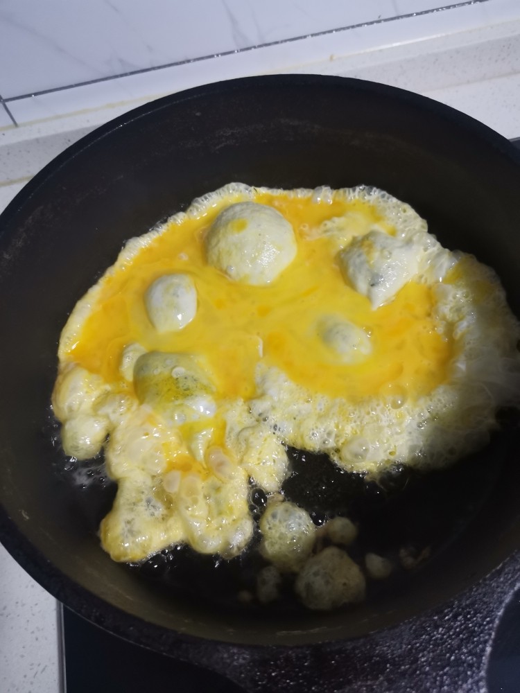 香葱炒鸡蛋,油温8层热加鸡蛋