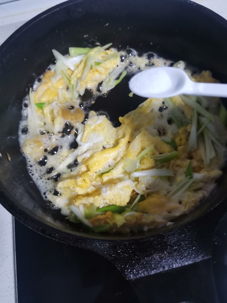 香葱炒鸡蛋,加盐