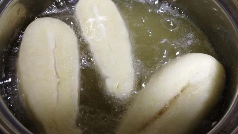 牛脷酥,油温160度,扔一个小面团,如果马上飘起来,油温就可以了。转小火,放入面胚,一次不要放太多。