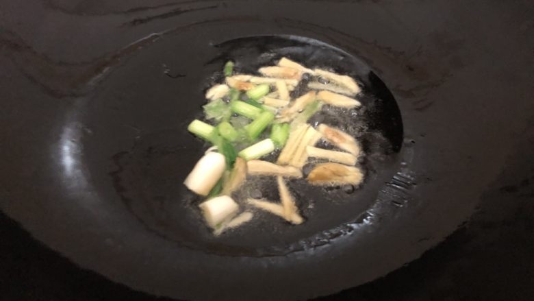 面线糊,锅里烧干下油,油热下姜葱头爆香捞出