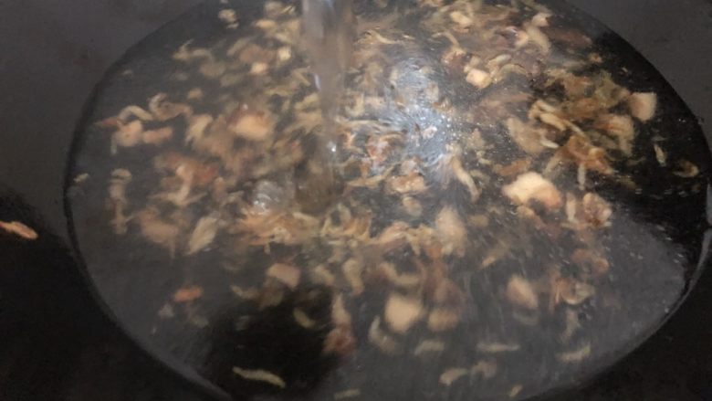 面线糊,加入适量的水盖盖煮十分钟左右(其间去把泡着的白贝洗干净捞起)