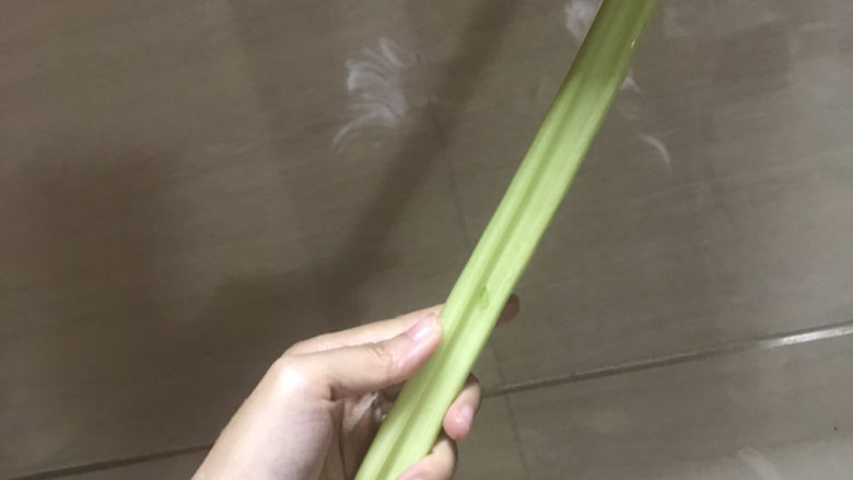 西芹炒虾仁,准备一根<a style='color:red;display:inline-block;' href='/shicai/ 125'>芹菜</a>(一人份)